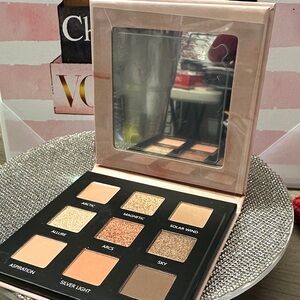 ❣️5|$25❣️La Prestige Eyeshadow Palette - Arctic warm tones Magnetic closure.